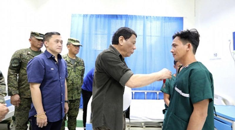 Philippine President Rodrigo Duterte pins a medal on a wounded soldier in Sulu province on Sept. 24. The president visited the soldiers who were wounded during a reported clash with alleged members of the Abu Sayyaf group on Sept. 14. (Photo courtesy of the Presidential Communications Office)