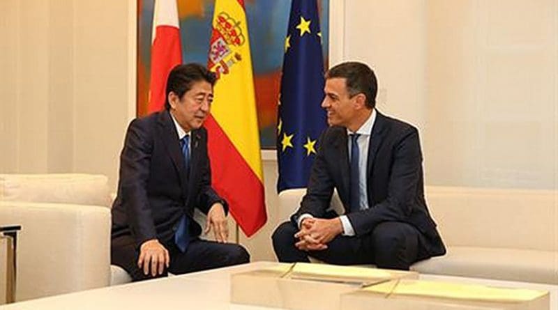 Spain's Prime Minister Pedro Sánchez and the Prime Minister of Japan, Shinzo Abe. Pool Moncloa/Fernando Calvo