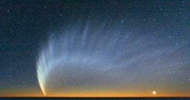 Comet McNaught over the Pacific Ocean. Image taken from Paranal Observatory in January 2007. Credit ESO/Sebastian Deiries