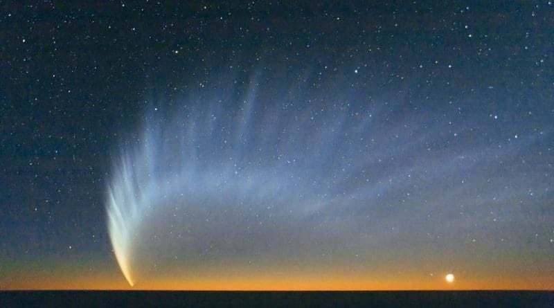 Comet McNaught over the Pacific Ocean. Image taken from Paranal Observatory in January 2007. Credit ESO/Sebastian Deiries
