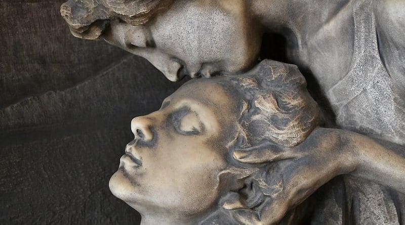 cemetary kiss of death sculpture