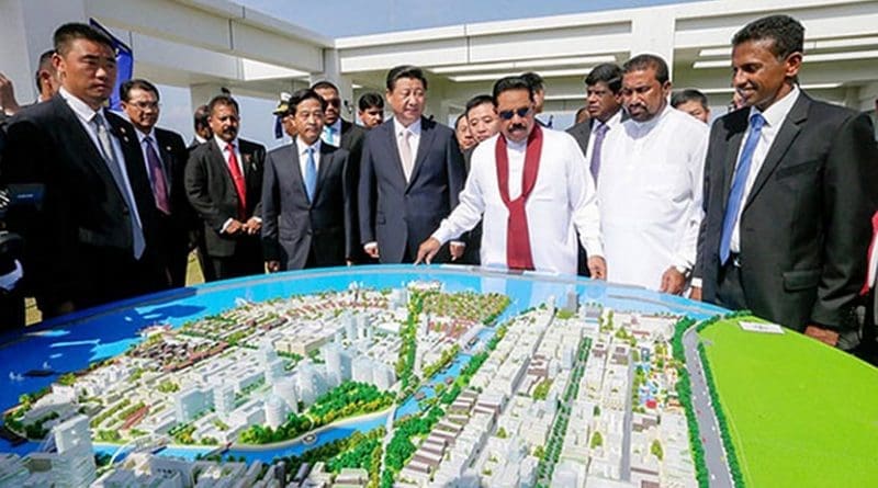 Sri Lanka President Mahinda Rajapaksa and Chinese President Xi Jinping inspect the model structure of the “Colombo Port City”. Photo: Mahinda Rajapaksa (CC BY-NC 2.0).