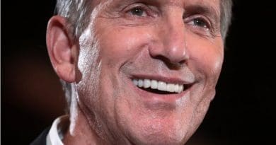 Howard Schultz. Photo Credit: Gage Skidmore, Wikipedia Commons