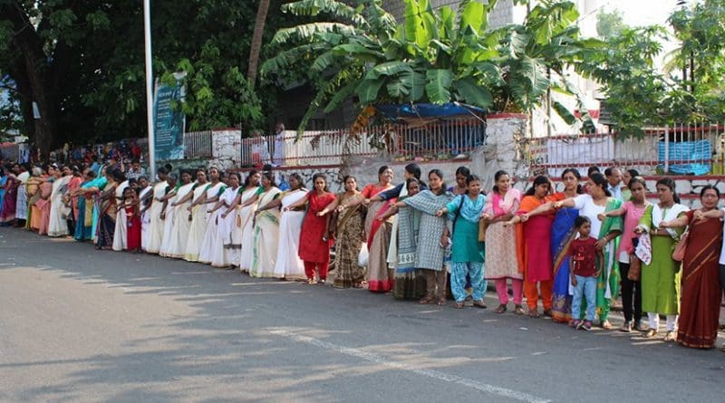 Women's Wall at Kollam, India. Photo Credit: Sai K shanmugam, Shanmugam Studio, Kollam, Wikipedia Commons.
