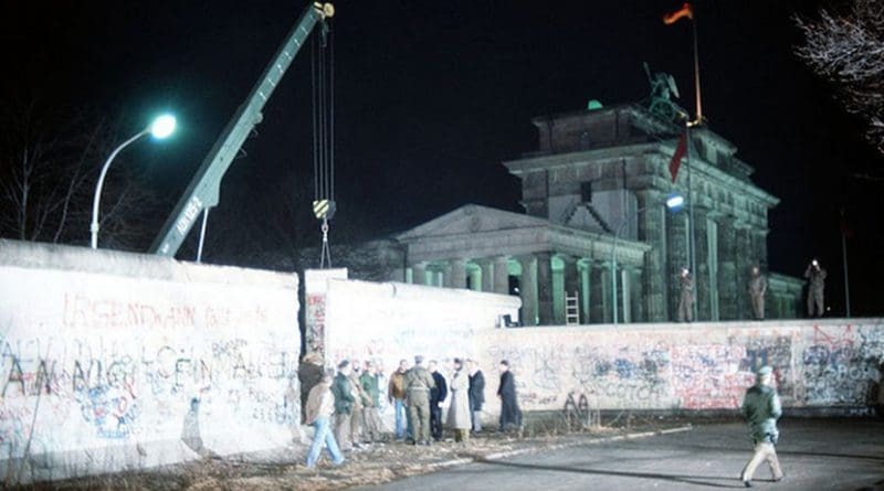A crane removes a section of the Wall near Brandenburg Gate in Berlin on 21 December 1989. Source: Wikimedia