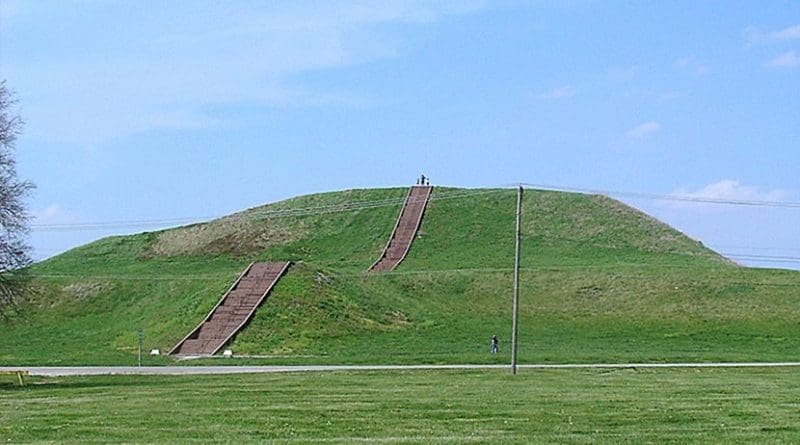Monks Mound, the largest earthen structure at Cahokia. Photo Credit: Skubasteve834, Wikipedia Commons