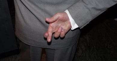 cheat crossed fingers lying lie double cross