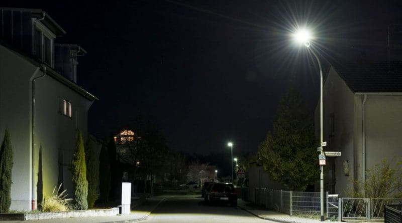 The new street lights tested in Maxdorf consume less power and are much brighter. (Photo: Tanja Meißner/KIT)