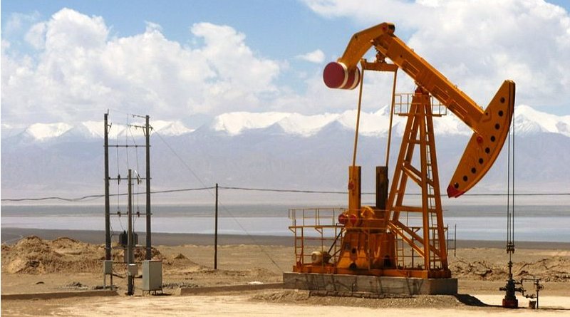 Oil well in Qaidam Basin, Qinghai Province, China. Photo Credit: John Hill, Wikipedia Commons