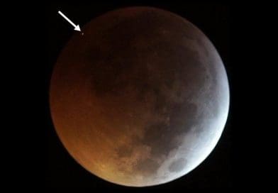 The flash from the impact of the meteorite on the eclipsed Moon, seen as the dot at top left (indicated by the arrow in the image), as recorded by two of the telescopes operating in the framework of the MIDAS Survey from Sevilla (Spain) on 2019 January 21. Credit J. M. Madiedo / MIDAS