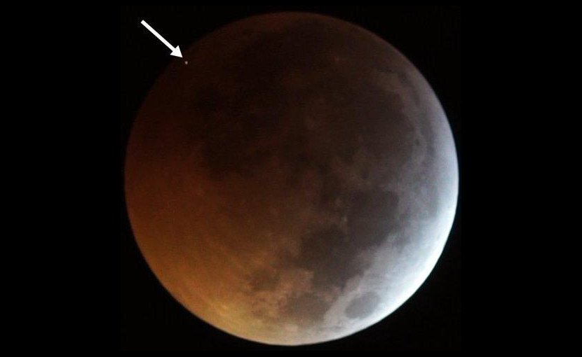 The flash from the impact of the meteorite on the eclipsed Moon, seen as the dot at top left (indicated by the arrow in the image), as recorded by two of the telescopes operating in the framework of the MIDAS Survey from Sevilla (Spain) on 2019 January 21. Credit J. M. Madiedo / MIDAS
