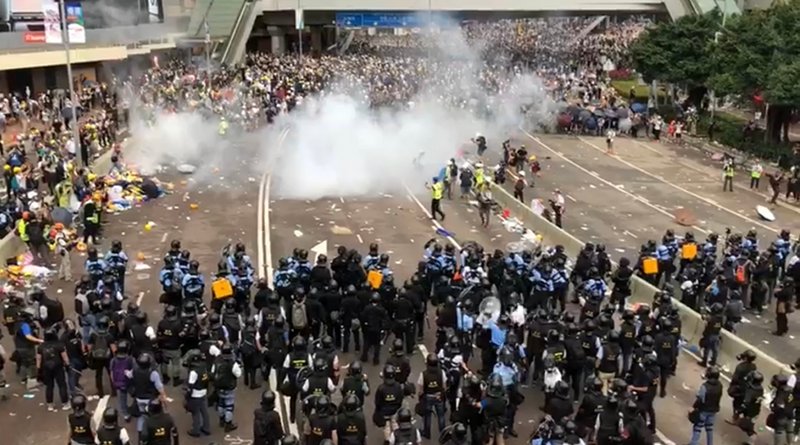 Hong Kong police fire tear gas at protestors. Photo Credit: 美國之音記者湯惠云拍攝, https://www.voacantonese.com/a/hong-kong-ce-20190614/4959124.html
