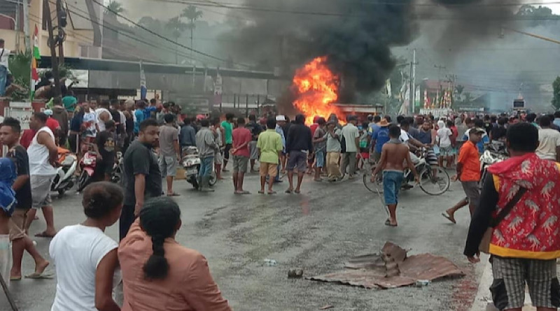 Papuan protesters in Manokwari in West Papua province watch after the provincial parliament building was set on fire on Aug. 19 after anger boiled over following the arrest of 40 students in East Java three days earlier. (Photo supplied)