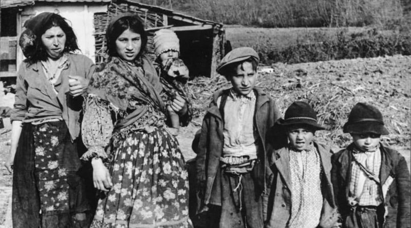 Roma women and children in Zagreb in 1941. Photo: Wikimedia Commons/Bundesarchiv, Bild 183-2004-0203-502/CC-BY-SA 3.0.