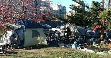 Homeless camp in Oakland, California. NeoBatfreak [CC BY-SA 4.0 (https://creativecommons.org/licenses/by-sa/4.0)]