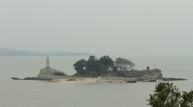 Jiangong Islet, with a Koxinga monument, in Kinmen Harbor. Photo Credit: Vmenkov, WIkipedia Commons