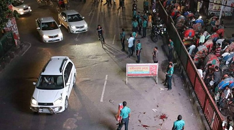Bangladesh police investigate the scene of a bomb blast that injured officers in Dhaka’s Science Lab area, Aug. 31, 2019. BenarNews