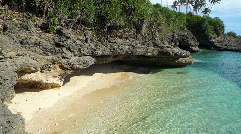 Small hidden beach on Guimaras. Photo by Mats Sjödin, Wikimedia Commons.