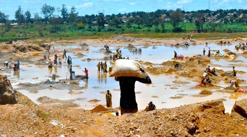 Washing the copper ore. Photo Credit: Fairphone / Flickr