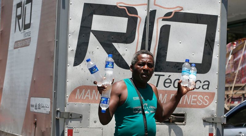 Man selling water in Brazil. Photo Credit: Tânia Rêgo/Agência Brasil