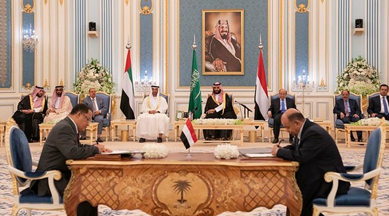The two Yemeni parties signed the agreement infront of Crown Prince Mohammed bin Salman, Abu Dhabi Crown prince Mohammed bin Zayed and the Yemeni president. (Saudi Royal Palace)