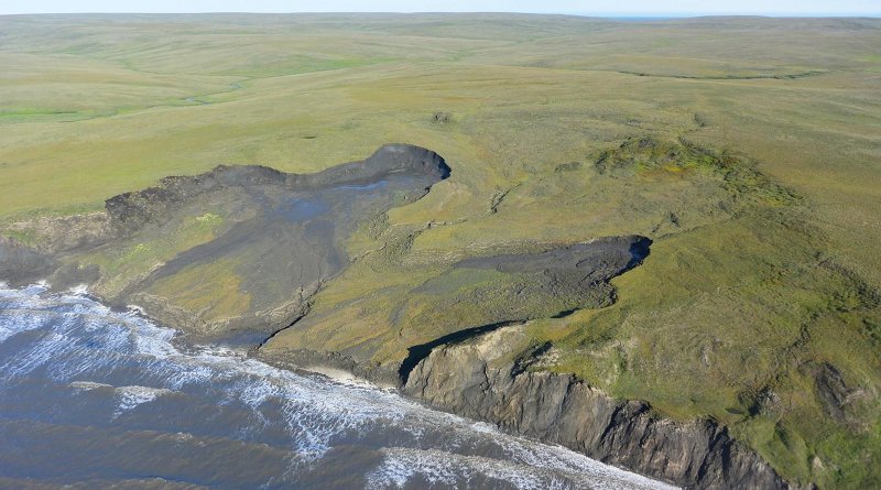 Shoreline retreat and erosion along Arctic coasts (Qikiqtaruk- Herschel Island, Yukon Territory, Canada) rapidly mobilize organic carbon from permafrost deposits, which can be transformed quickly into carbon dioxide or methane. CREDIT G. Tanski, Vrije Universiteit Amsterdam