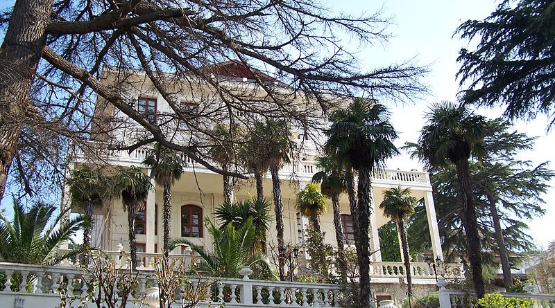 One of numerous Ottoman era mansions which line the streets of Büyükada, Princes' Island, Turkey. Photo Credit: Darwinek, Wikipedia Commons