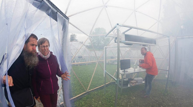 The Pollution Pods during the science festival Starmus IV at NTNU in 2017. Hugo Verdoot and Annelies Michiels from Belgium enter the Pollution Pod representing Beijing as Christian Klöckner mixes the air quality in the pod. Photo: Thor Nielsen / NTNU