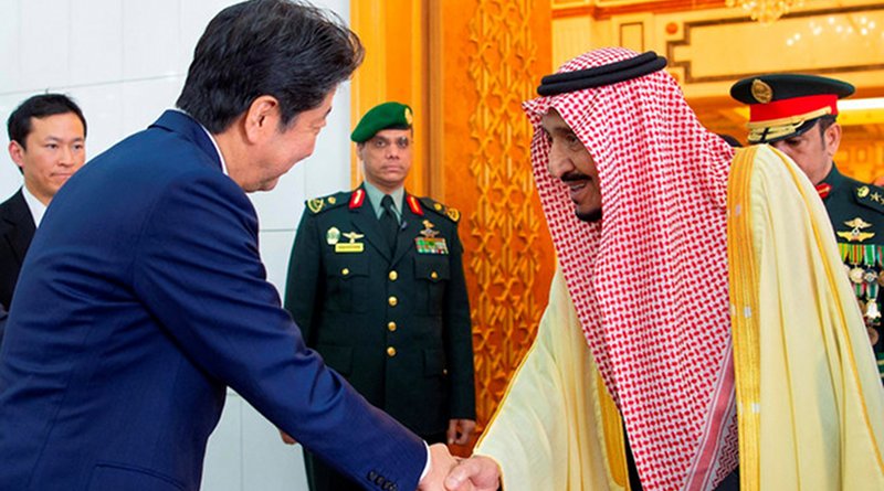 King Salman shakes hands with Japanese Prime Minister Shinzo Abe during his visit in Riyadh. (SPA)