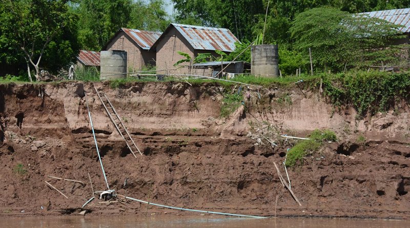 Mekong River bank collapse. CREDIT Steve Darby, University of Southampton