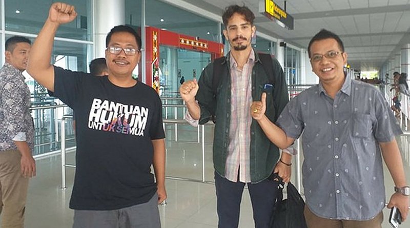 Philip Jacobson (center), accompanied by lawyers Parlin Bayu Hutabarat (left) and Aryo Nugroho, celebrate his release at the Palangkaraya Airport in Central Kalimantan, Jan. 31, 2020. Courtesy the Palangkaraya Legal Aid Institute I
