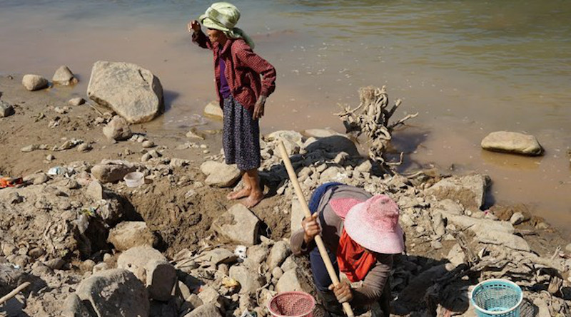 Villagers take advantage of lower water levels in the Mekong River to search for gold nuggets in northern Thailand’s Chiang Khong district, Feb. 14, 2020. Nontarat Phaicharoen/BenarNews