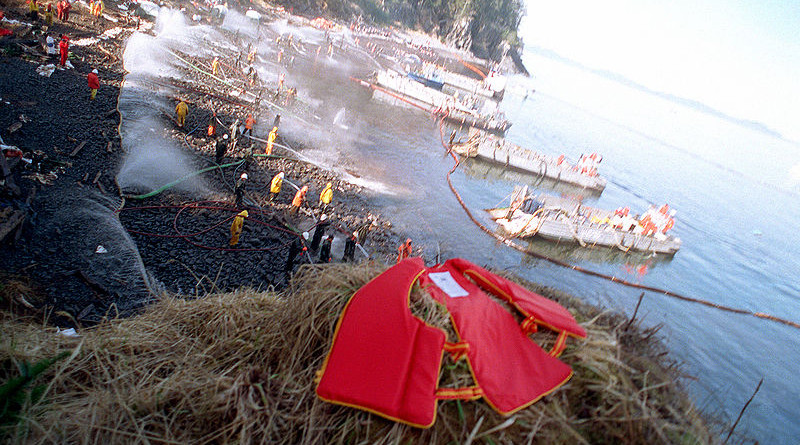 Clean-up efforts after the Exxon Valdez oil spill. Photo Credit: DoD, Wikipedia Commons