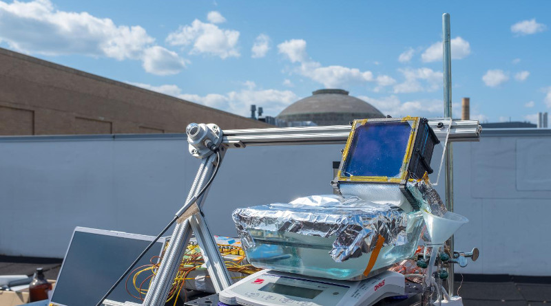 Tests on an MIT building rooftop showed that a simple proof-of-concept desalination device could produce clean, drinkable water at a rate equivalent to more than 1.5 gallons per hour for each square meter of solar collecting area. CREDIT Image courtesy of Lenan Zhang, Lin Zhao, Zhenyuan Xu, Evelyn Wang, et. al
