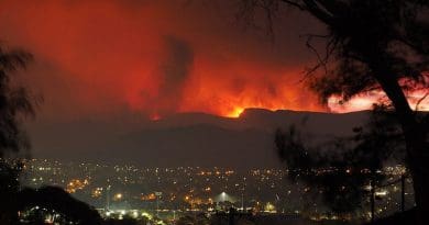 The Orroral Valley Fire viewed from Tuggeranong in southern Canberra, Australia. Photo Credit: Nick-D, Wikipedia Commons