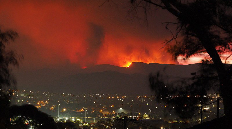 The Orroral Valley Fire viewed from Tuggeranong in southern Canberra, Australia. Photo Credit: Nick-D, Wikipedia Commons