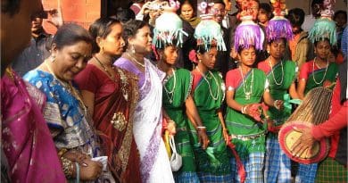 A traditional Santali dance. Photo Credit: Sumitsoren, Wikipedia Commons
