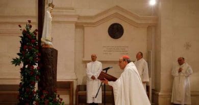 Cardinal Antonio Marto makes the consecration prayer before the Virgin of Fatima in Portugal. Credit: Shrine of Our Lady of Fatima