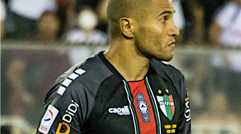 Argentine footballer Leandro Benegas wearing jersey of Chile's Deportivo Palestino. Photo Credit: Carlos Figueroa, Wikipedia Commons