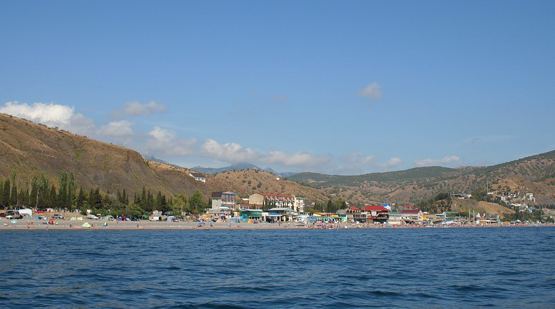 Crimea Lake Water Sky Clouds Beach People