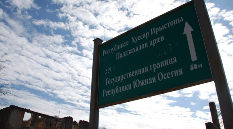 In Dvani the sign in Russian and Ossetian alerts the dividing line; it reads: "The State Border of the Republic of South Ossetia". Photo: Monica Ellena / Civil.ge archive