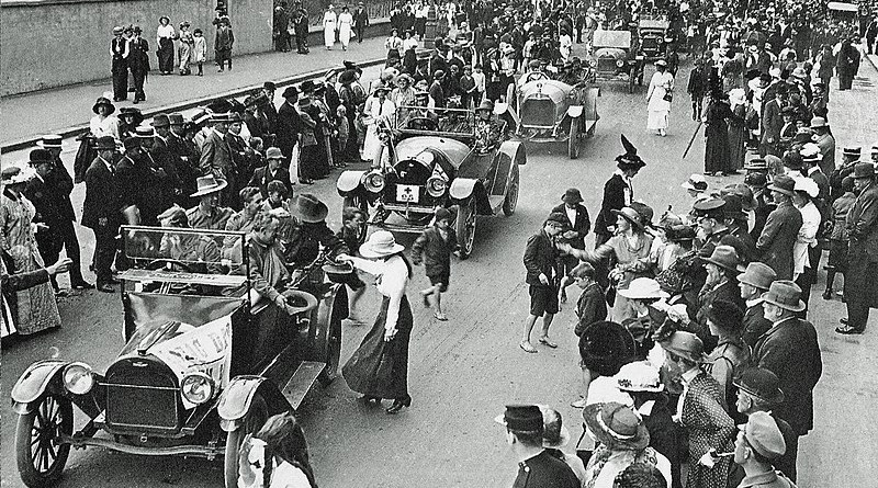 First Anzac Day parade in Sydney, along Macquarie Street, 25 April 1916. Photo Credit: Century of Pictures, Penguin Books, 2008, Edited by Mike Bowers, Wikimedia Commons
