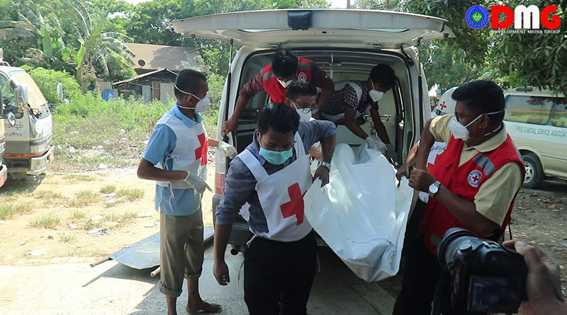 Health workers carrying victim out of ambulance. Photo Credit: DMG