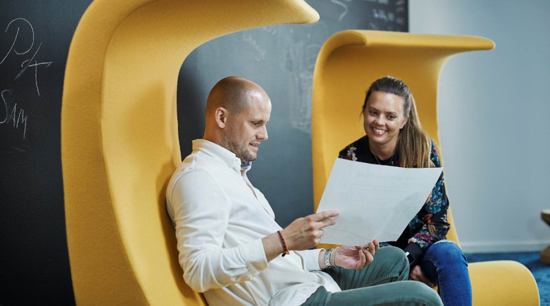 Research shows that unplanned meetings are often the most productive. Here we see Christian Brandt and Siri Olsen Corneliussen of SpareBank 1, before working from home became the company’s new norm. Photo: Bård Gudim/SpareBank 1.