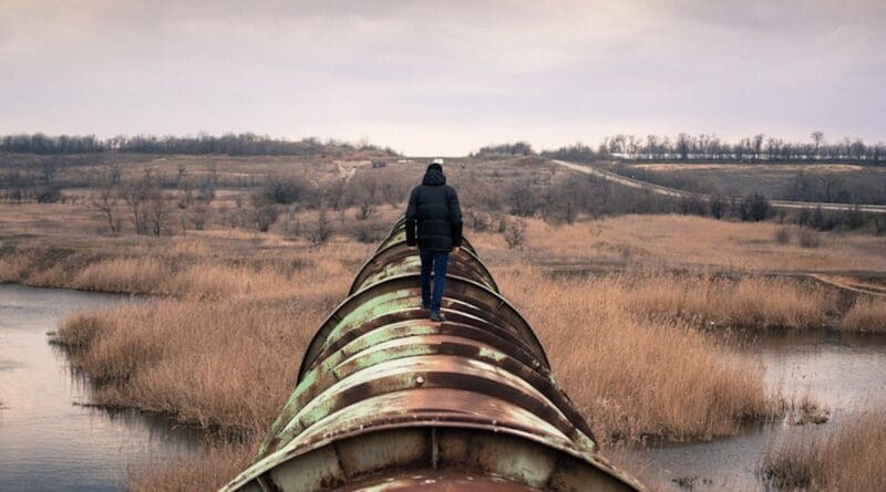 Oil Person Walking Pipeline Tube Steel Big Enormous