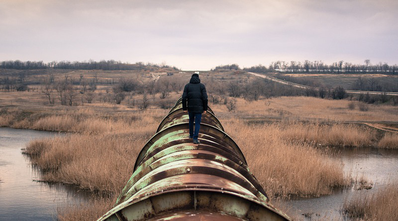 Oil Person Walking Pipeline Tube Steel Big Enormous