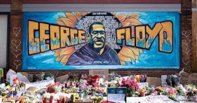 George Floyd memorial. Lorie Shaull/Flickr – Xena Goldman, Cadex Herrera, Greta McLain, Niko Alexander and Pablo Hernandez (artists)