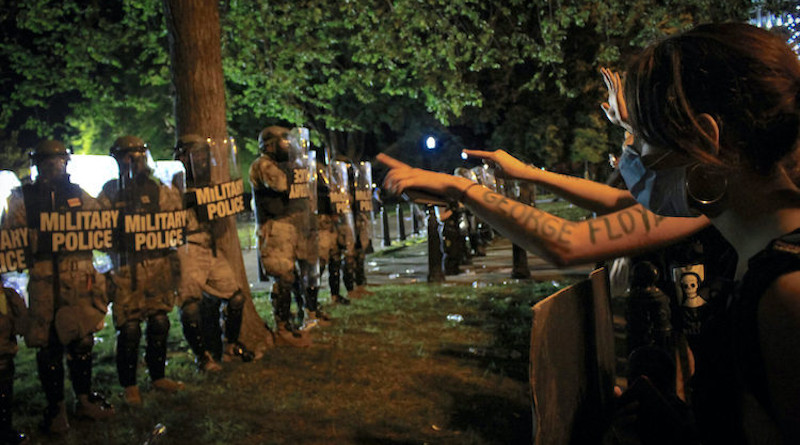 Standoff in Washington. Credit: Eleanor Goldfield. Source: Consortium News.