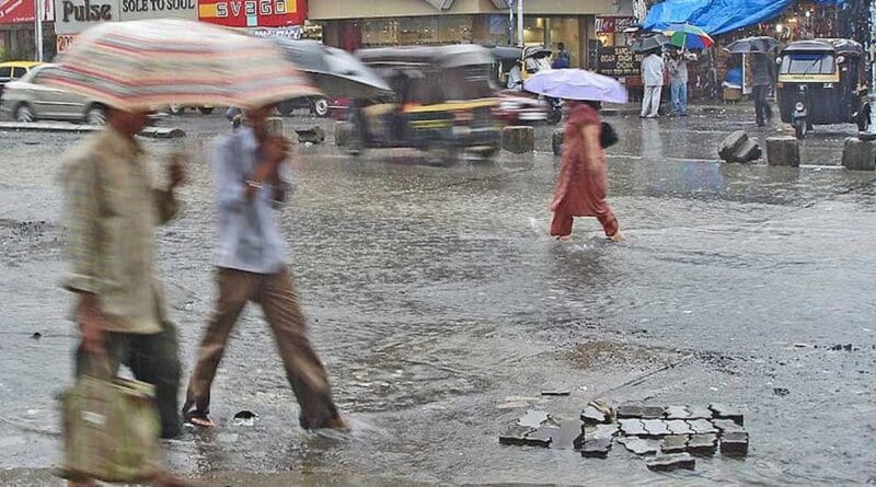 Monsoon showers and flooding in Mumbai, India. Photo Credit: PlaneMad, Wikipedia Commons