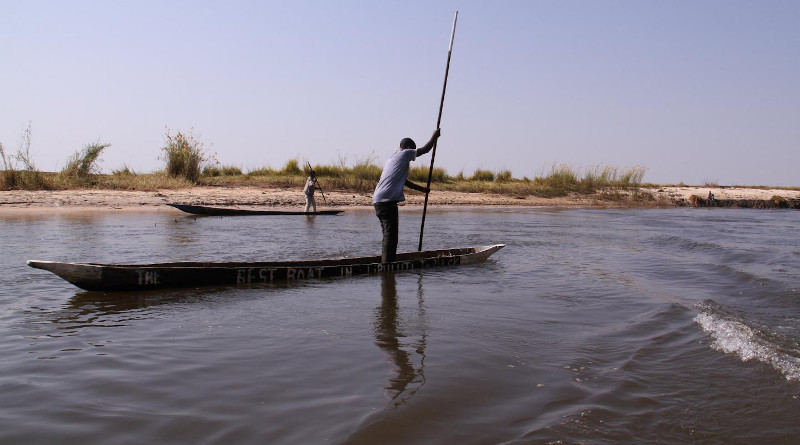 The study suggests several differences between how men and women access their ecosystems: for example, women go to shallower river areas for smaller fish. CREDIT: Bioversity International/E.Hermanowicz